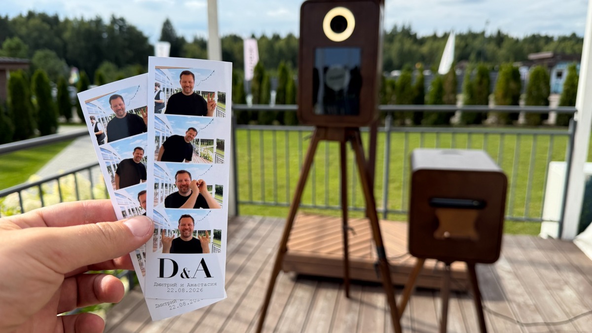 Напечатанные фотополоски с монограммой D&A и датой свадьбы Дмитрия и Анастасии