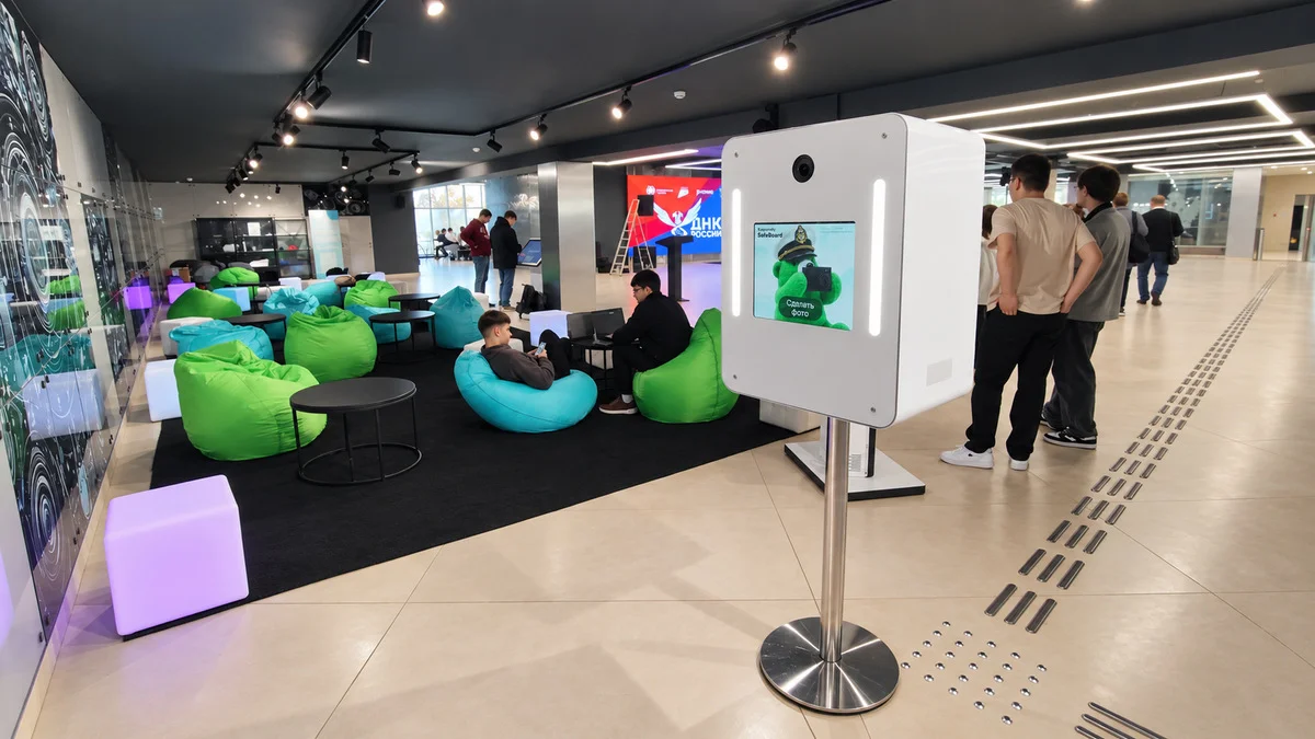 Фотобудка Мини с экраном Kaspersky SafeBoard в холле РТУ МИРЭА