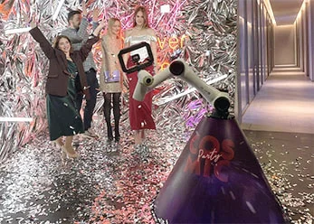 Брендирование ножки робота Glambot — логотип на основании