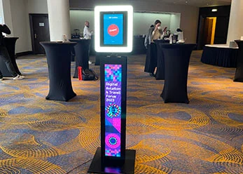 Брендирование LED-экрана на ножке Фотобудки с нейросетью — анимация и логотип