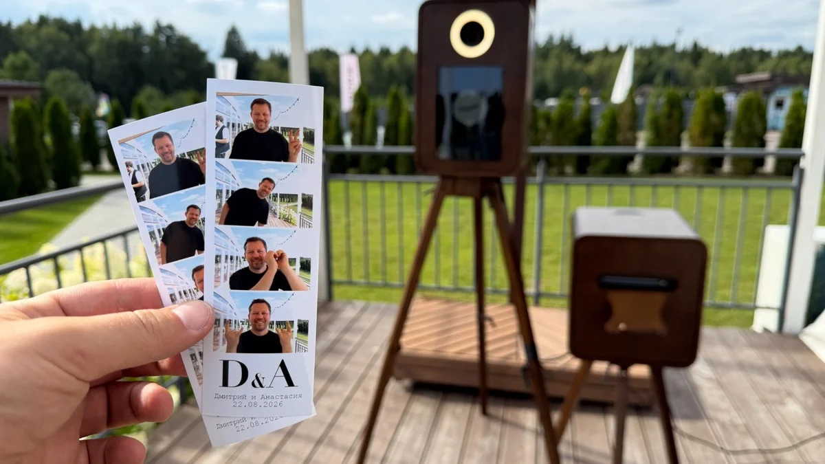 Напечатанные фотополоски с монограммой D&A и датой свадьбы Дмитрия и Анастасии