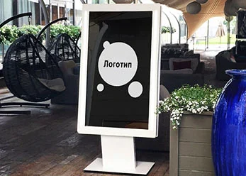 Брендирование стартового экрана Селфи-зеркала — логотип и фирменный стиль на интерфейсе