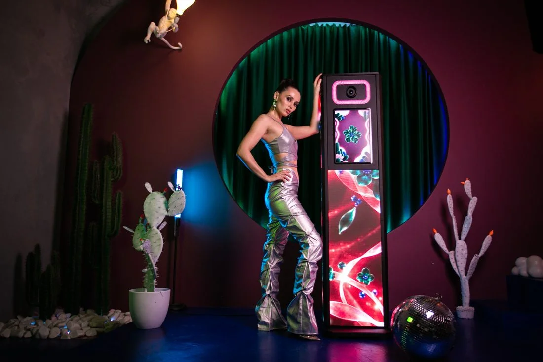 Гостья позирует у Фотобудки Стеллар с цветочной анимацией на LED-экранах